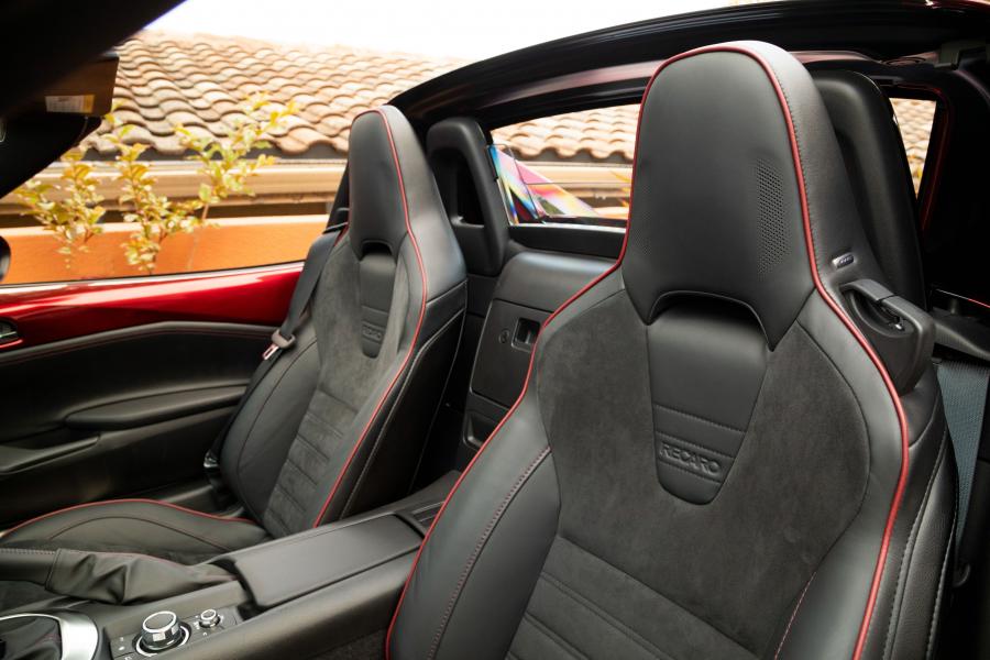 Интерьер Mazda MX-5 Miata RF (ND) 2016 года  (NA) (фото 37 из 60)